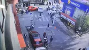Kağıthane'de kontrolden çıkan otomobil dürümcü dükkanına daldı