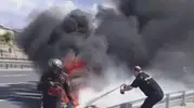 Zeytinburnu sahil yolunda seyir halindeki motosiklet aniden tutuştu