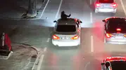 Kadıköy trafiğinde sunroof şovu yapan sürücüye ceza yağdı