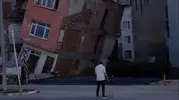 Erdek’te temel kazısı sırasında üç katlı bina yerle bir oldu