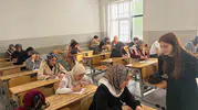 Diyarbakırlı veliler çocuklarının sırasına oturup sınava girdi