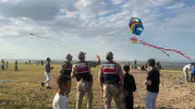 Ceylanpınar sınırında çocukların uçurtma keyfine jandarma da eşlik etti
