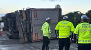 Pendik'te TIR kazası trafiği kilitledi