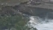 Karakaya Barajı'ndaki tahliye iki şehri birbirine bağlayan yolu kesti