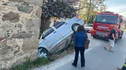 Bodrumda kontrolden çıkan otomobil taş binaya girdi