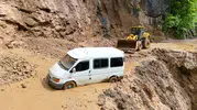 Trabzon’da yamaçtan kopan toprak minibüsü yuttu