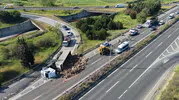 Çorlu'da devrilen odun yüklü TIR trafiği birbirine kattı