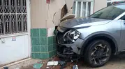 İnegöl’de kontrolsüz kavşak kazası evin duvarını yıktı