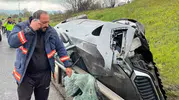 TEM Otoyolu’nda direksiyon hakimiyetini kaybeden sürücü bariyerlere çarptı
