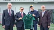Mesut Özil Esenlerli gençlerle yeşil sahada buluştu
