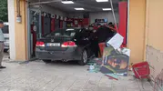 Amasya’da çay içmeye giden sürücü otomobiliyle dükkana girdi