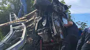 Kastamonu Yamaç köyünde direğe çarpan araçta iki kişi sıkıştı