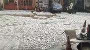 Besni sokakları bir anda beyaza büründü