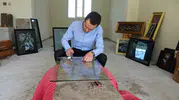 Lastik tamircisi çekiç darbeleriyle camdan portreler yapıyor