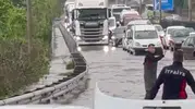 Alaplı yolunda yağış kabusu sürücülere zor anlar yaşattı