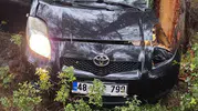 Bodrum’da yağışlı yolda kontrolden çıkan araç ormana girdi
