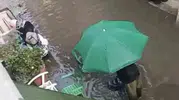 İzmit sokaklarında aniden bastıran yağmur hayatı durma noktasına getirdi