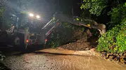 Trabzon Araklı'da sel suları yolları kapattı