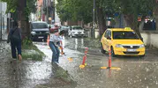 Edirne’de bayram günü aniden bastıran dolu ve sağanak trafiği kilitledi