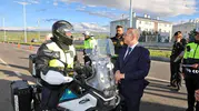 Kars Valisi bayram yolunda denetim yapan polisleri ziyaret etti