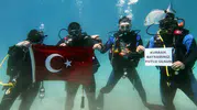 Fethiyeli dalgıçlar bayramı denizin 5 metre altında kutladı