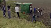 Biga yolunda yolcu otobüsü tarlaya uçtu