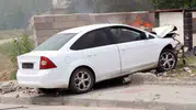 Kırıkkale'de kontrolden çıkan araç bahçe duvarına çarpıp yandı