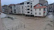 Samsun'da kabus dolu anlar: Hacı Osman Deresi taştı, ilçe merkezi sular altında kaldı