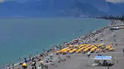Antalya sahilleri bayram tatilcileriyle dolup taştı