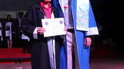 70 yaşında diplomayı profesör oğlunun elinden aldı