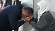 Vali Yılmaz bayramda kapı kapı dolaşıp yaşlıları yalnız bırakmadı