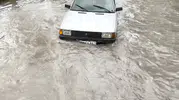 Yeşilırmak taştı ekipler otomobili saniyelerle kurtardı