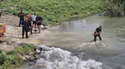 Adana'da nehirde mahsur kalan iki kişiyi itfaiye kurtardı