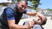 Hataylı bıçak ustası keskinliği kanıtlamak için müşterilerini tıraş ediyor