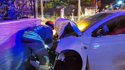 Arsuz’da otomobilin duvara çarptığı o anlar kameraya yansıdı