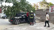 Kayseri'de park halindeki araca ağaç devrildi