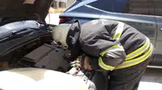 Arsuz’da araç motoruna sıkışan yavru kedi kurtarıldı
