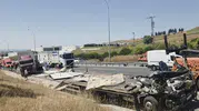 TEM Otoyolu'nda kamyonların karıştığı zincirleme kazada trafik kilitlendi