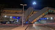 Münih'te tren kazası Vagonlar köprüden caddeye uçtu