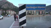Amasya'da köprü yolunda tehlikeli çökme