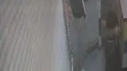 Zonguldak'ta büfe önünde içecek hırsızlığı kameraya yansıdı