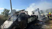 Balya yolunda saman yüklü araç yandı ormana sıçradı