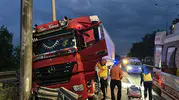 Kütahya yolunda direksiyon başında fenalaşan TIR şoförü kaza yaptı