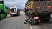 Payas yolunda hafriyat kamyonu ve motosiklet çarpıştı