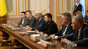 Zelenskiy masaya dönmek için kapıyı araladı