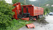 Giresun’da kontrolden çıkan kamyon bir evin bahçesine daldı