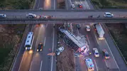 Düzce TEM Otoyolu'nda halı yüklü tır kazası trafiği kilitledi