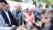 Sultangazi’de cuma namazı çıkışı binlerce kişiye aşure ikram edildi