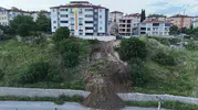 Karabük’te heyelan korkusu Toprak kütlesi yola savruldu