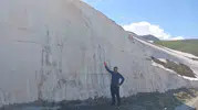 Haziran ayında Hakkari yaylalarında beş metre kar sürprizi